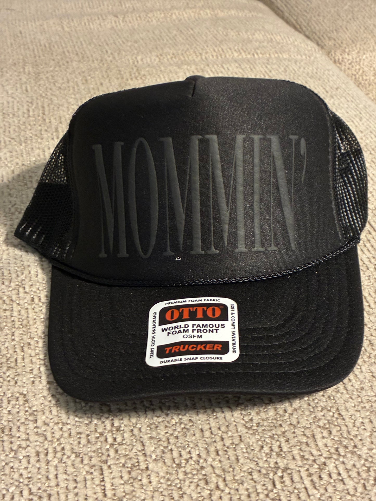 “Mommin’ - black